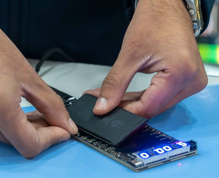 Image of iRepair's Techniciian who is repairing a phone