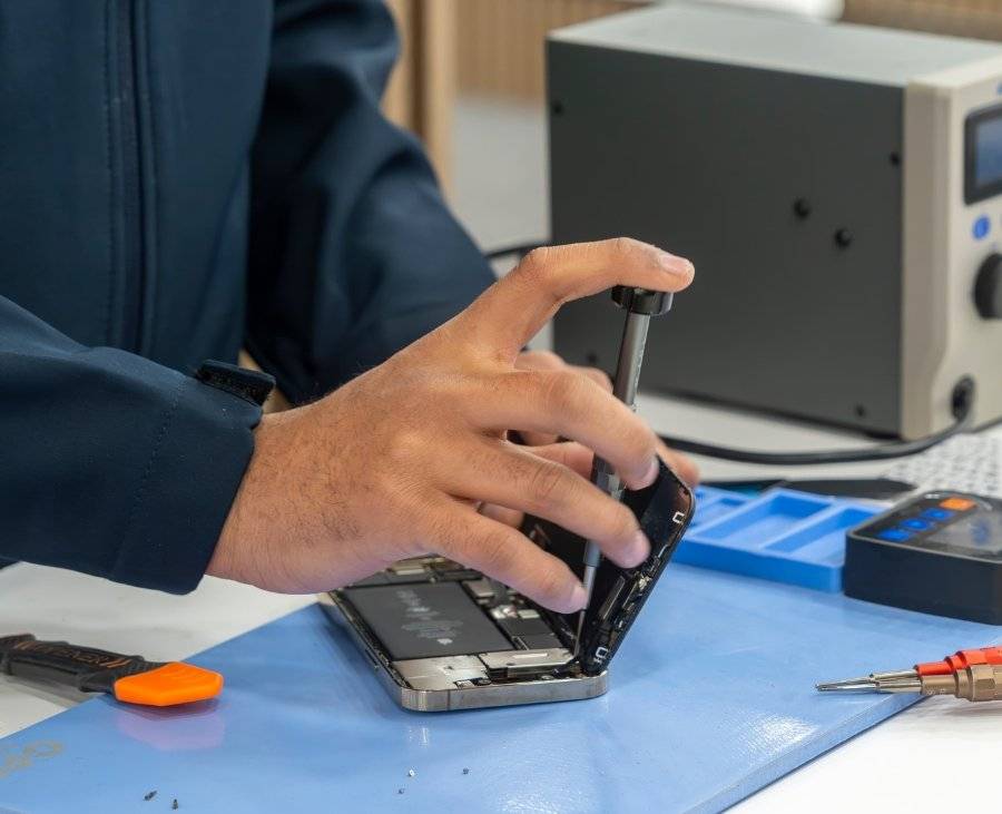 Image of iRepair's Techniciian who is repairing a phone