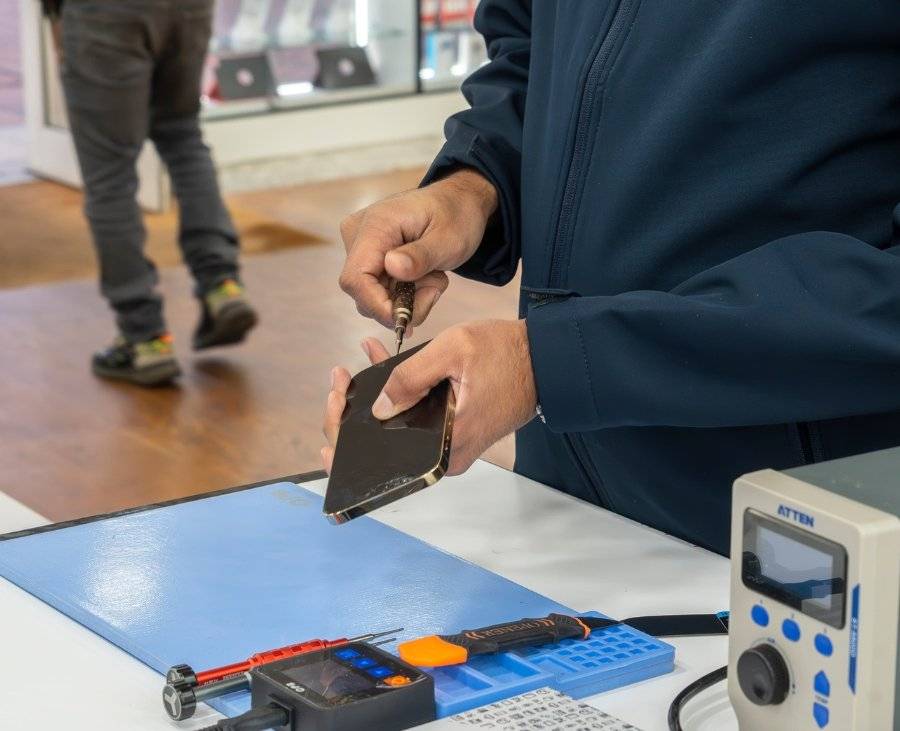 Image of iRepair's Techniciian who is repairing a phone