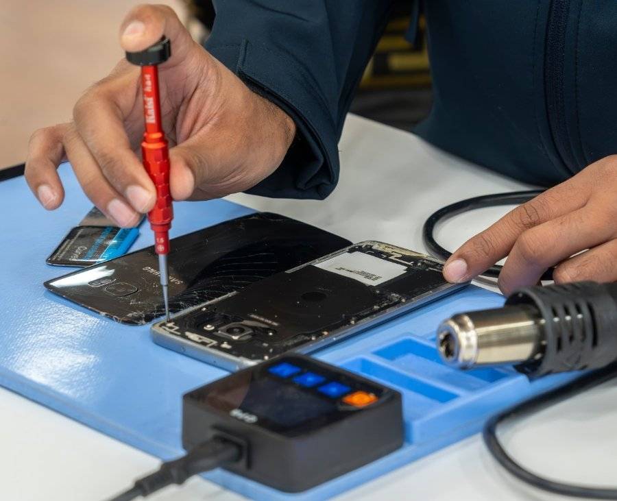 Image of iRepair's Techniciian who is repairing a phone