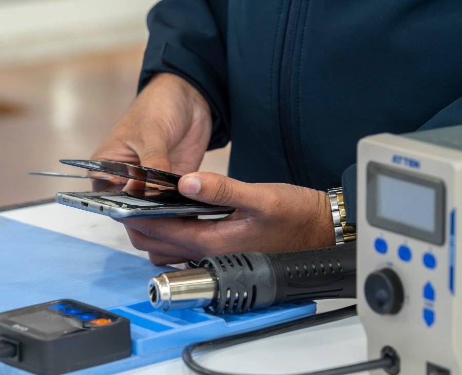 Technician at iRepair Repairing a MoiBle